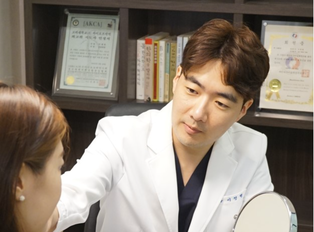 대표원장 시술 모습 — 환자를 직접 진료하는 장면