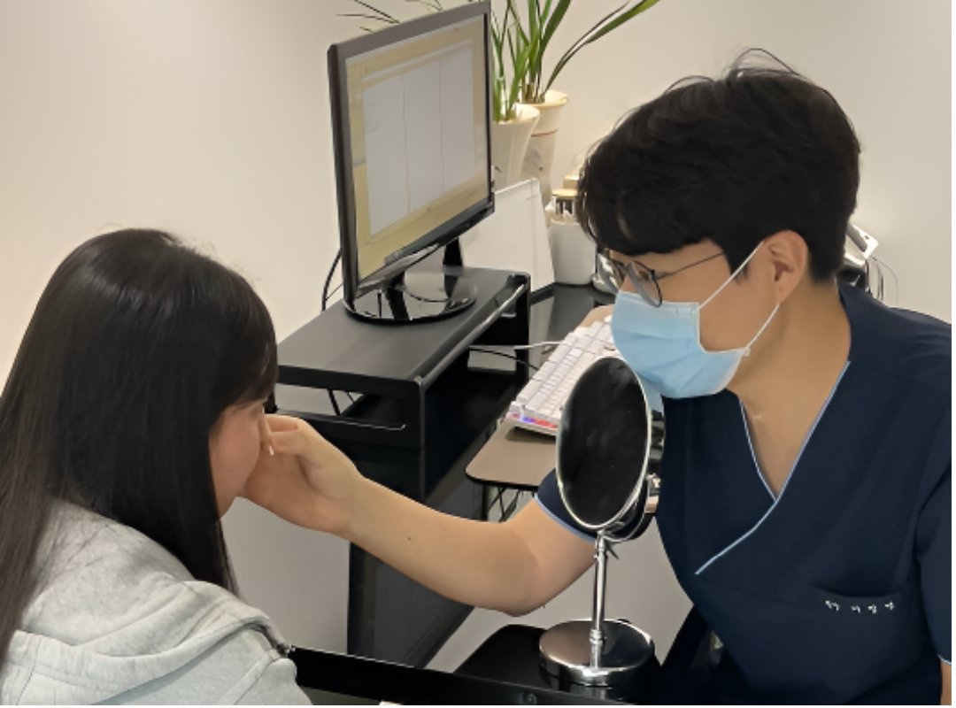 대표원장 1:1 상담 모습 — 거울을 보며 환자와 함께 디자인 협의